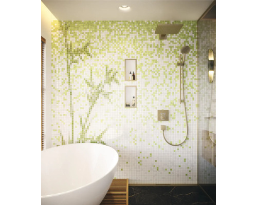 Helles Badezimmer mit Mosaikwand, Badewanne und Dusche