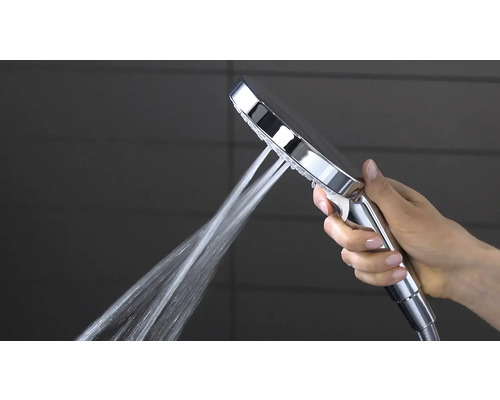Handbrause mit Wasserstrahl in der Hand