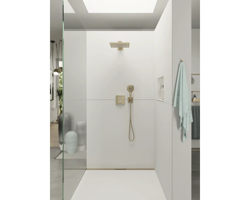 Moderne Dusche mit Kopfbrause, Handbrause und Ablaufrinne
