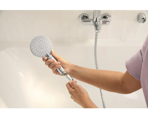 Eine Handbrause wird in einem Badezimmer montiert.