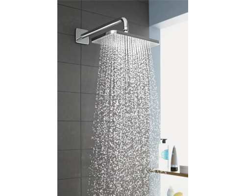 Quadratische Kopfbrause mit Wasserstrahl in einem Badezimmer.