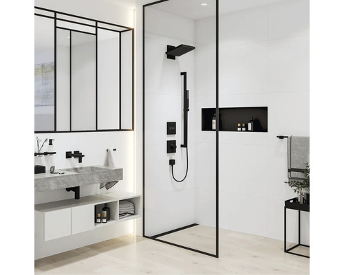 Modernes Badezimmer mit ebenerdiger Dusche, Waschtisch und Spiegel