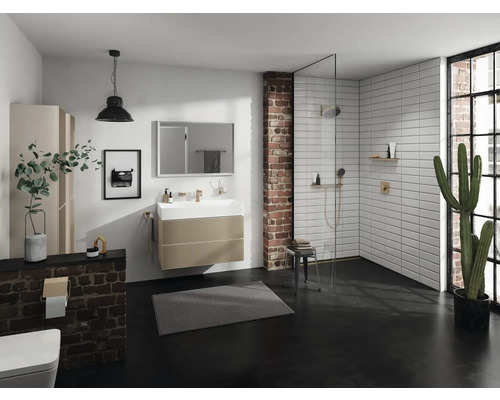 Modernes Badezimmer mit Waschtisch, Spiegelschrank, Dusche und Dekorationen