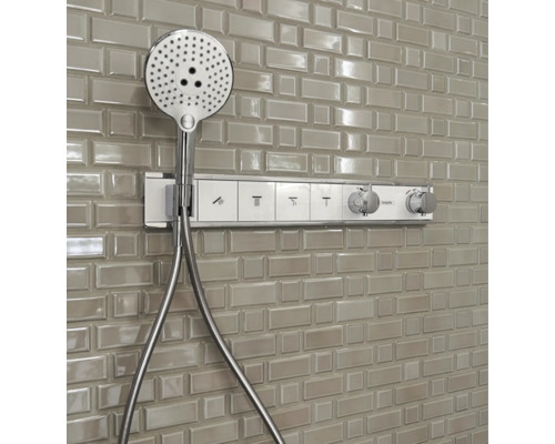 Aufputz Duschsystem mit Handbrause an einer gefliesten Wand