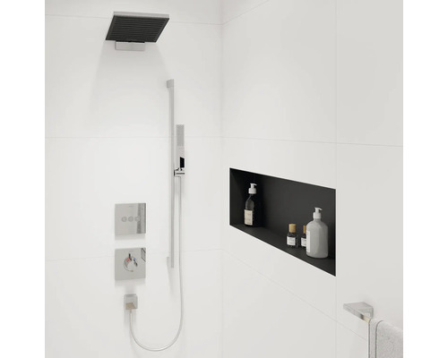 Moderne Dusche mit Kopfbrause, Handbrause, Armaturen und Ablagefach für Pflegeprodukte.