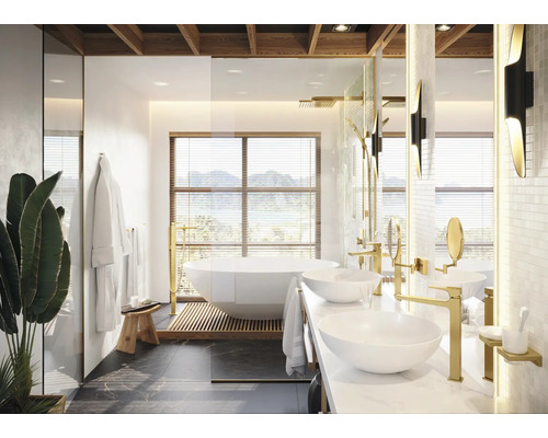 Helles Badezimmer mit Doppelwaschtisch, freistehender Badewanne und Holzdetails