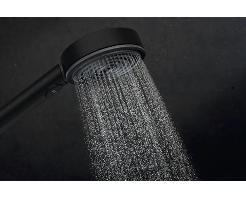 Handbrause mit Wasserstrahl im Badezimmer