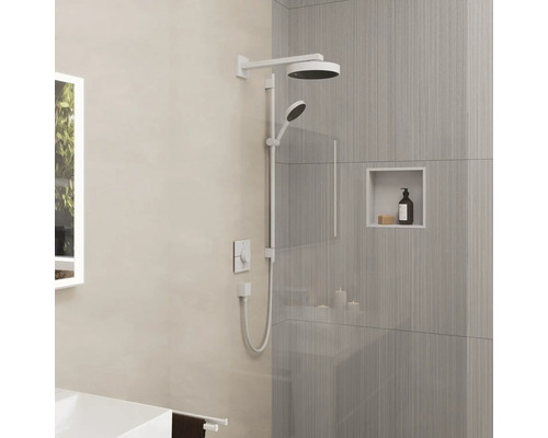 Duschsystem mit Kopfbrause und Handbrause im Badezimmer