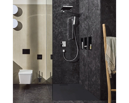 Modernes Badezimmer mit Dusche, Toilette und Ablageflächen
