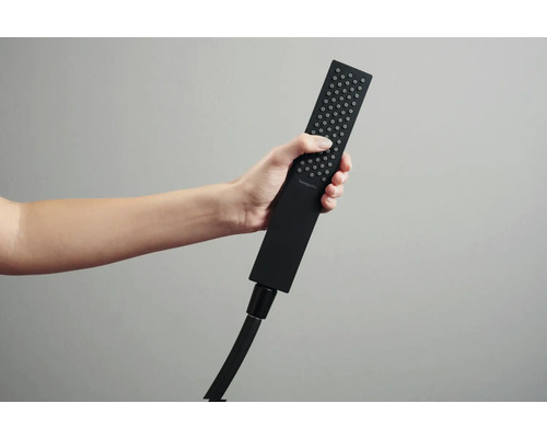 Eine Handbrause von Hansgrohe wird von einer Hand gehalten.