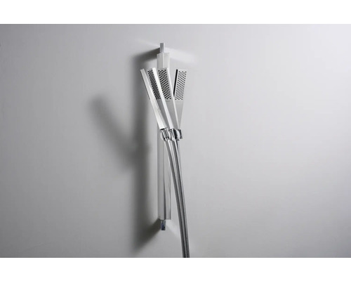 Drei Duschköpfe mit Schlauch an der Wand montiert