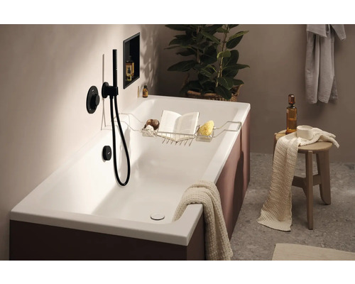 Badezimmer mit Badewanne, Badewannenarmatur, Badewannenablage und Dekorationen für eine entspannende Atmosphäre