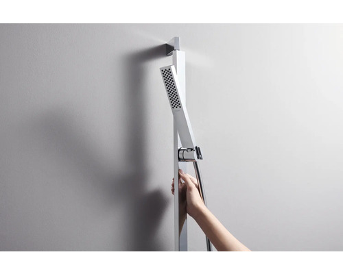 Handbrause mit Brausestange und flexibler Duschleitung an einer Wand montiert