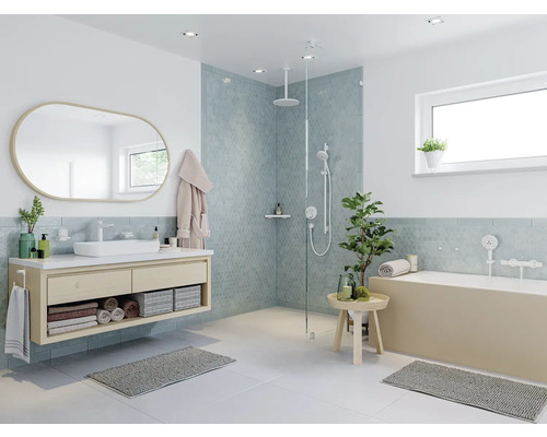 Helles Badezimmer mit Dusche, Badewanne, Waschtisch mit Spiegel und Dekoration