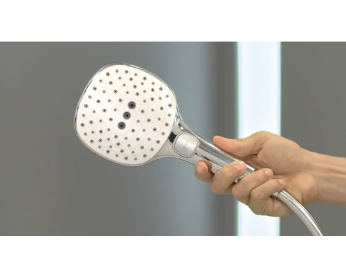 Handbrause mit Brauseschlauch in der Hand gehalten
