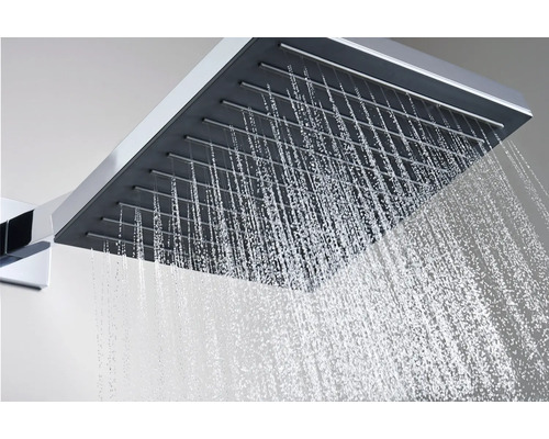 Rechteckiger Duschkopf mit Wasserstrahlen.