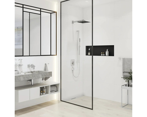 Modernes Badezimmer mit Dusche, Waschtisch und Spiegel