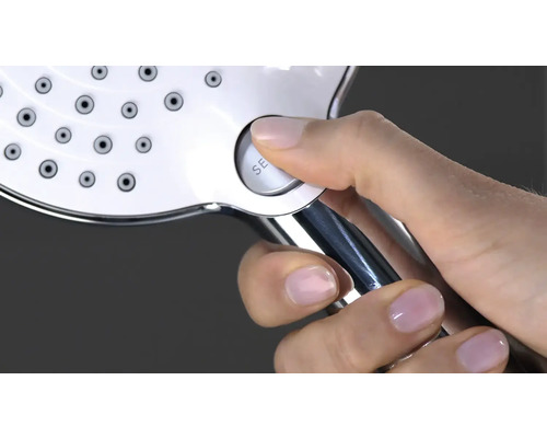 Hand betätigt Taste an Handbrause