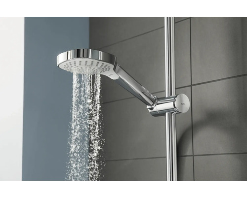 Brausekopf mit Wasserstrahl im Badezimmer