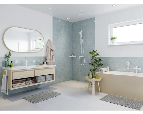 Helles Badezimmer mit Waschbeckenunterschrank, Dusche und Badewanne.