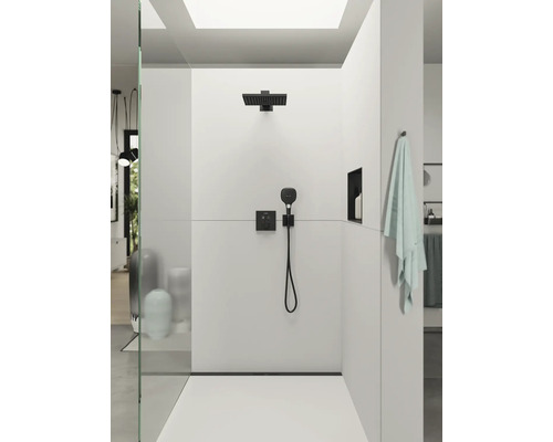 Moderne Dusche mit Duschkopf, Handbrause und Armatur