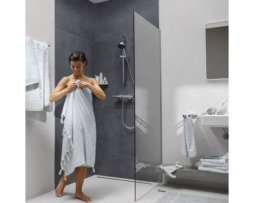 Modernes Badezimmer mit Dusche, Waschbecken und Handtüchern