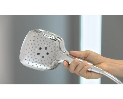 Hand, die einen Duschkopf hält