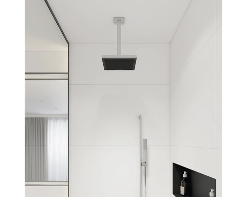 Modernes Badezimmer mit Deckenbrause und Handbrause