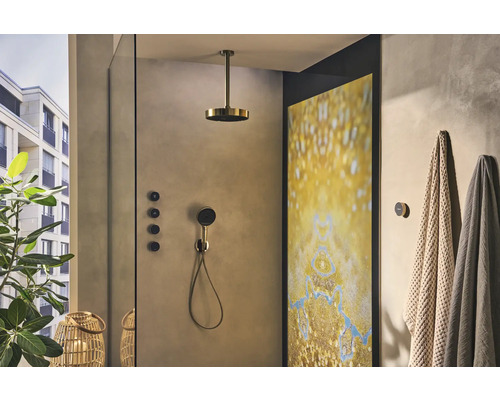 Moderne Dusche mit Duschkopf, Handbrause, Bedienelementen und Handtüchern