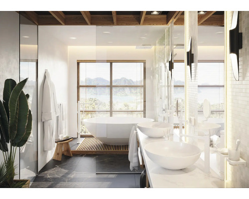 Helles Badezimmer mit Badewanne, Waschbecken und Holzelementen