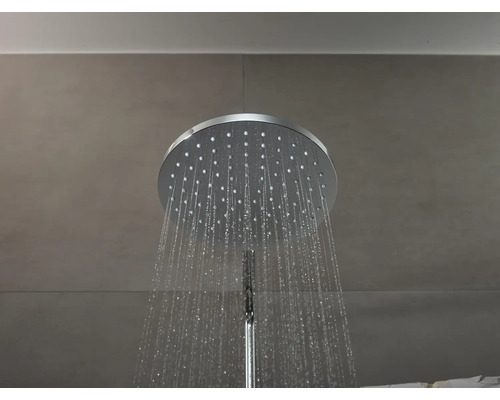 Regendusche mit fließendem Wasser im Badezimmer