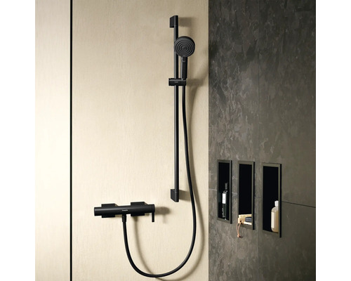 Duschset mit Brausestange und Thermostatarmatur an der Wand montiert