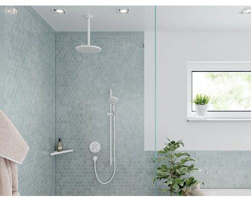 Helles Badezimmer mit Dusche, Waschbecken und Fenster