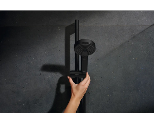 Brausestange mit Handbrause im Badezimmer