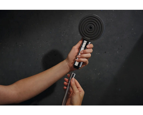 Handbrause mit Brauseschlauch in der Hand