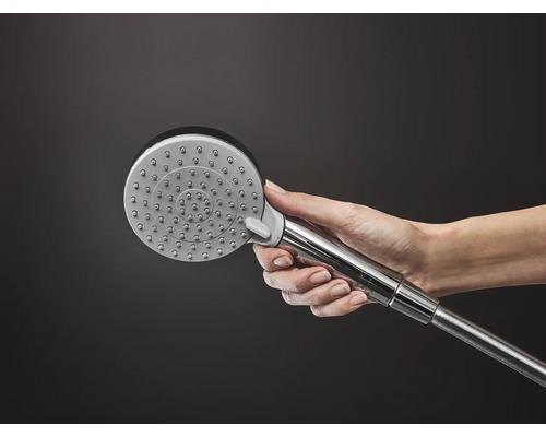 Handbrause aus Metall in der Hand gehalten