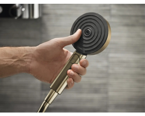 Handbrause mit verschiedenen Strahlarten in der Hand gehalten