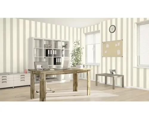 Büro mit Schreibtisch, Regal, Uhr und gestreifter Tapete