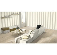 Wohnzimmer mit gestreifter Tapete, Sofa, Tisch und Kommode