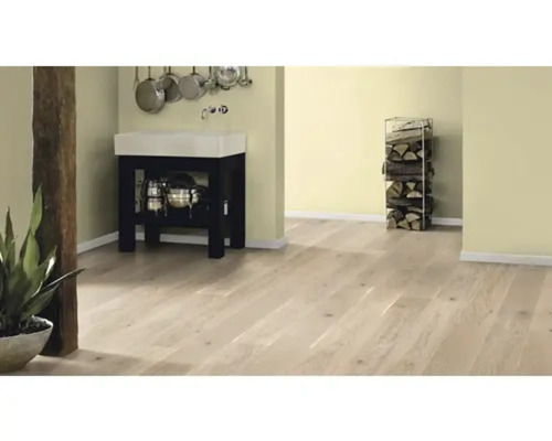 Heller Raum mit Holzboden, Spüle und Holzlager