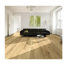 Heller Wohnraum mit Holzboden, Sofa und Kunstwerk