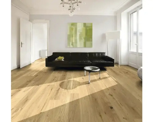 Heller Wohnraum mit Holzboden, Sofa und Kunstwerk