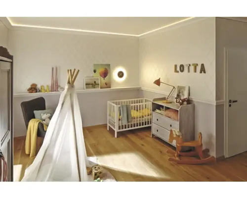 Babyzimmer mit Kinderbett, Spielzelt, Kommode und Holzfußboden