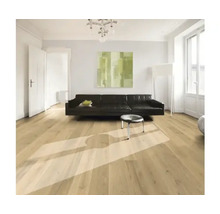 Wohnzimmer mit Holzboden, Sofa und Kunstwerk