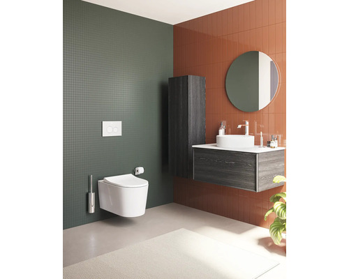 Modernes Badezimmer mit Wandtoilette, Waschtisch und Spiegel