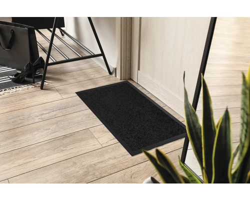 Schmutzfangmatte im Eingangsbereich auf Holzboden