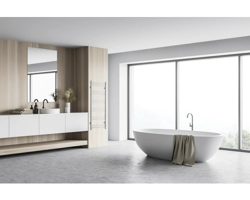 Modernes Badezimmer mit Badewanne, Waschtisch und großem Fenster