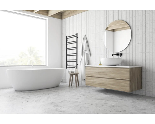 Helles Badezimmer mit Badewanne, Waschtisch, Spiegel und Handtuchwärmer