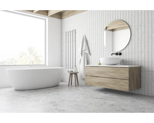 Helles Badezimmer mit Badewanne, Waschtisch und Spiegel