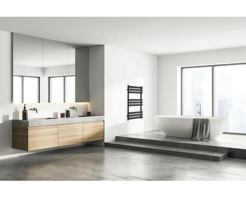 Helles Badezimmer mit Doppelwaschtisch, Spiegel, Handtuchwärmer und freistehender Badewanne